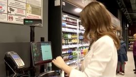VIDEO Tot mai multe magazine au rămas fără casieri. Cum își vor achiziționa oamenii produsele?